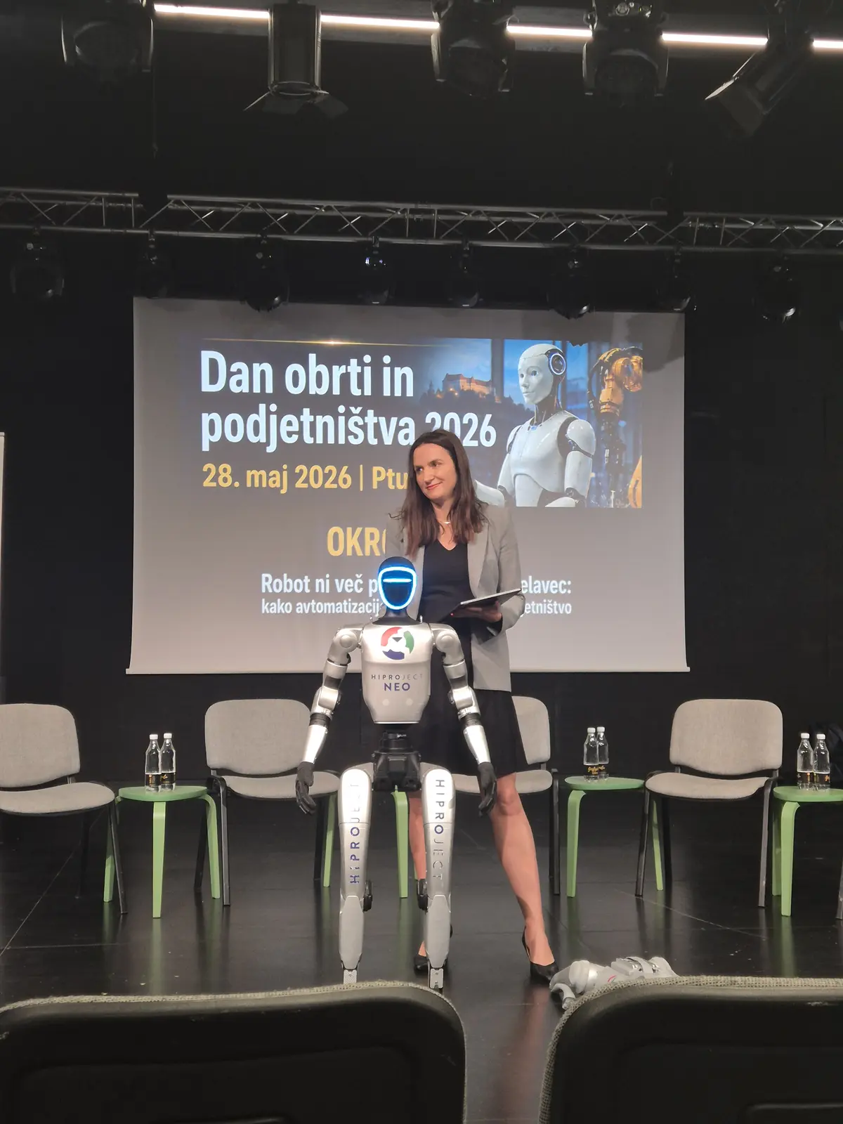 Humanoidni robot na odru med dogodkom.