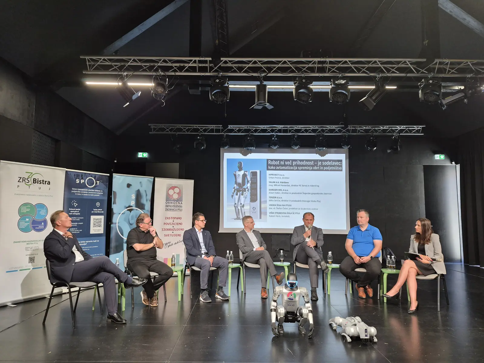 Humanoidni in štirinožni robot med demonstracijo.