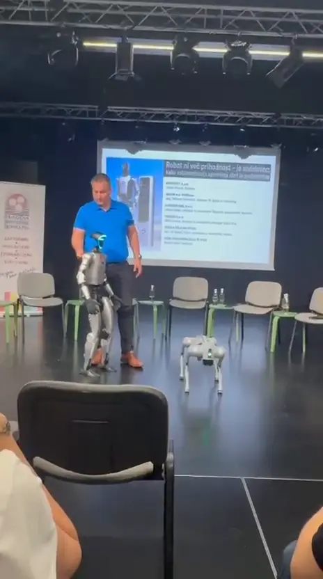 Video: demonstracija robota na dogodku.